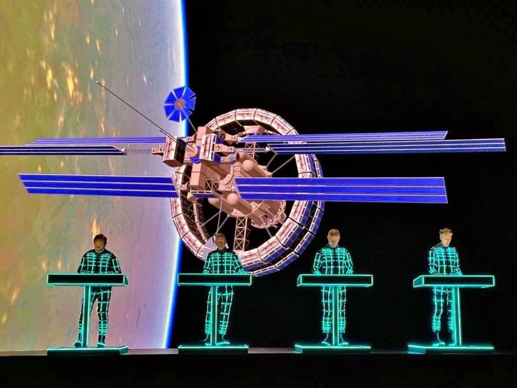 Rudenī Rīgā uzstāsies elektroniskās mūzikas pionieri “Kraftwerk”